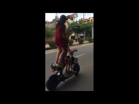 Dwie glupie dziewczyny na motorze