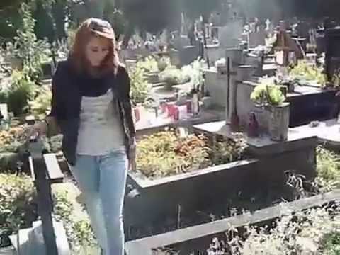 Dziewczyna pluje na groby zolnierzy Armii Krajowej