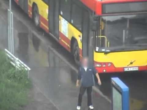 Pijak odbija sie od autobusu.