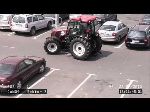 Kobieta, Traktor i parking pod tesco...
