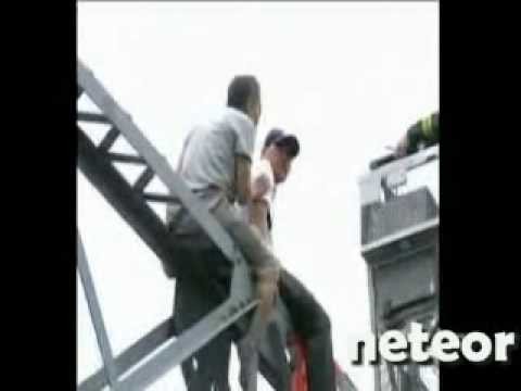 Chinczyk zepchnal  niedoszlego samobojce z mostu!