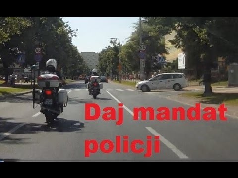 Policja buja sie po miescie na motocyklach.