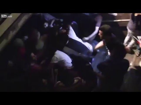 Kobieta w Kolonii wciagnieta przez imigrantow na stacje metra